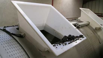 Champagne FAY Michel - Le chargement du pressoir par 2 trémies